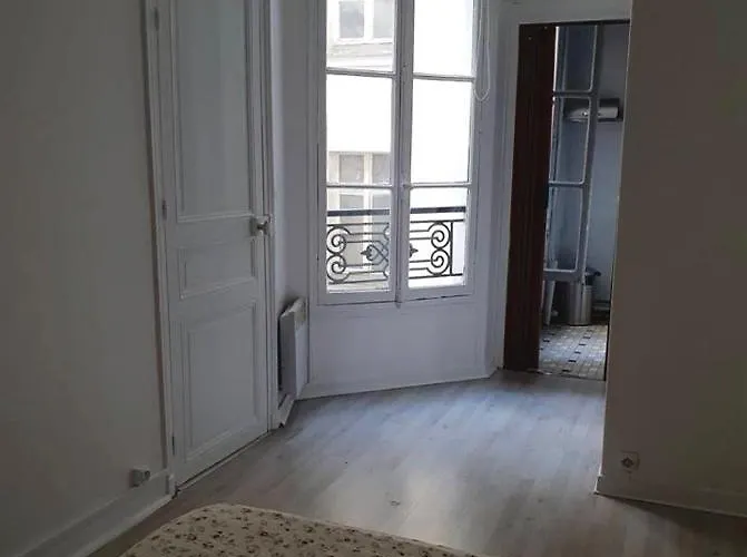 Cute And Quiet Appartment In Montmartre